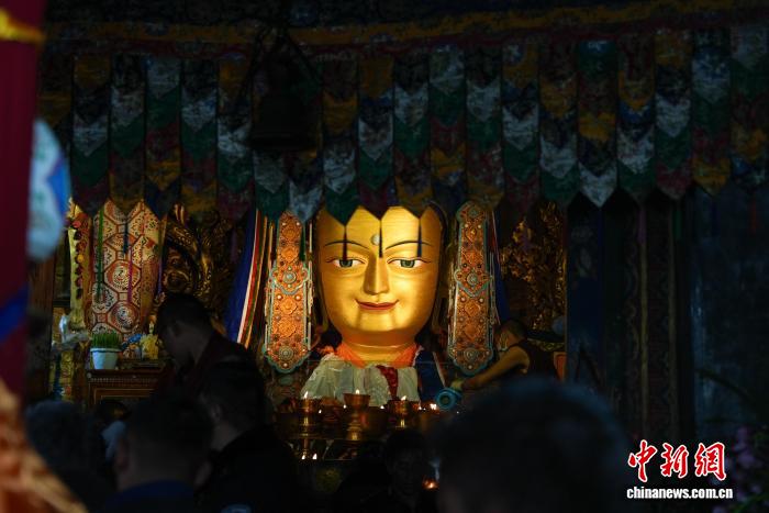 (新春走基層)藏歷新年期間西藏哲蚌寺游客信眾絡繹不絕