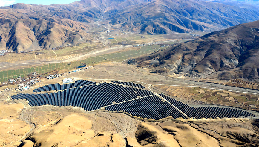 雅魯藏布江畔，光伏“藍?！备采w昔日沙丘。人民網(wǎng)記者 吳雨仁攝