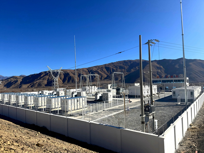 西藏自治區(qū)山南市扎囊縣扎其鄉(xiāng)羅堆村50兆瓦光伏治沙示范項目現(xiàn)場，電網(wǎng)設(shè)施有序運行，綠電由此輸送四方。人民網(wǎng)記者 吳雨仁攝