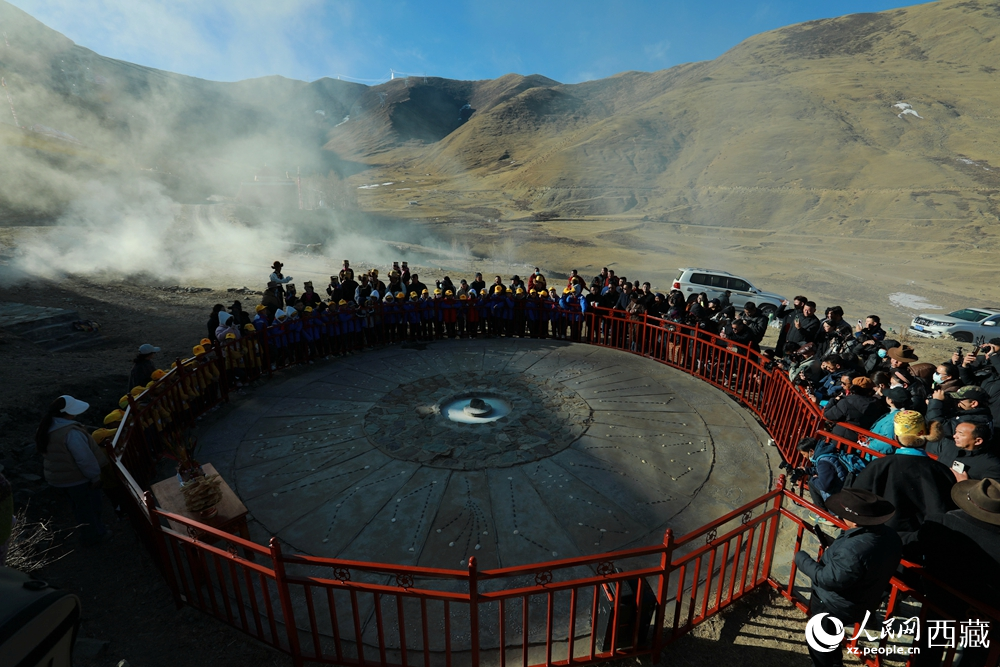 達(dá)普天文觀測(cè)臺(tái)上，陽(yáng)光精準(zhǔn)穿透觀測(cè)房的方孔，投射在測(cè)光石上，標(biāo)志著高原春耕灌溉時(shí)節(jié)正式到來(lái)。人民網(wǎng)記者 吳雨仁攝