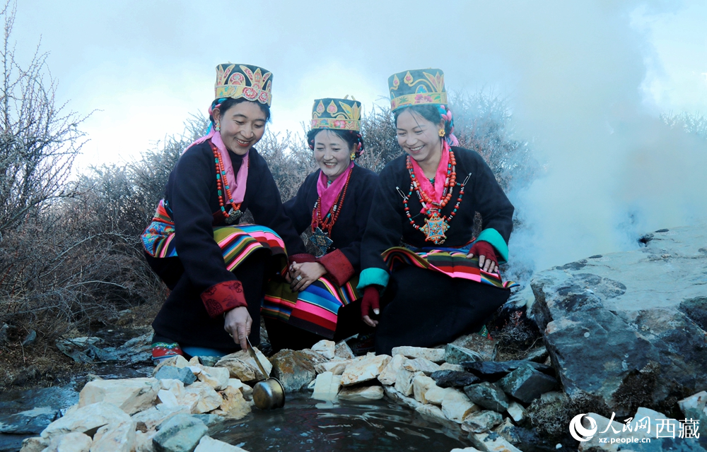 拉東村的婦女們身著盛裝，面帶笑容，用銅勺從溪石間取水，以傳統(tǒng)儀式祈愿新一年五谷豐登、風(fēng)調(diào)雨順。人民網(wǎng)記者 吳雨仁攝