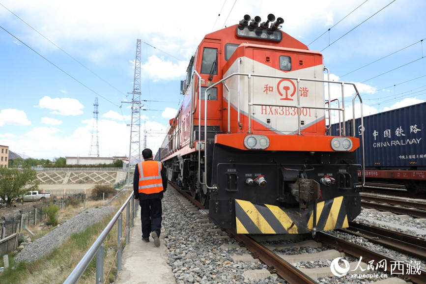 王增才正沿著軌道旁的小徑走向機(jī)車。人民網(wǎng)記者 次仁羅布攝