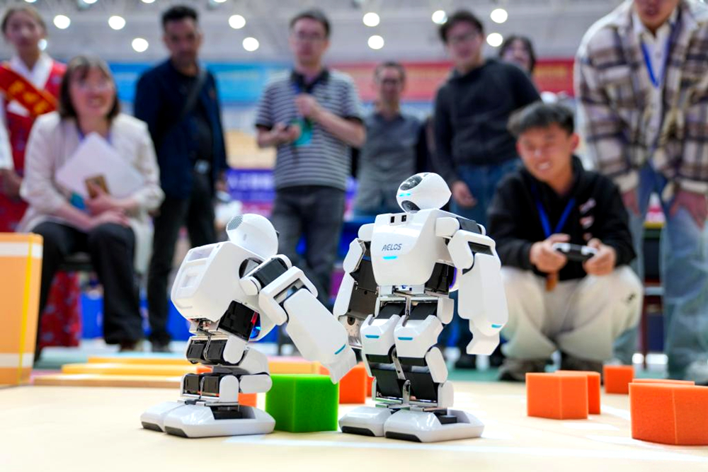 參賽選手操控機器人進行任務(wù)挑戰(zhàn)賽。晉美多吉攝