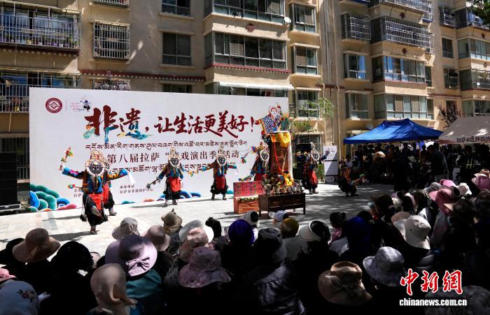 西藏拉薩：藏戲演出進(jìn)社區(qū)