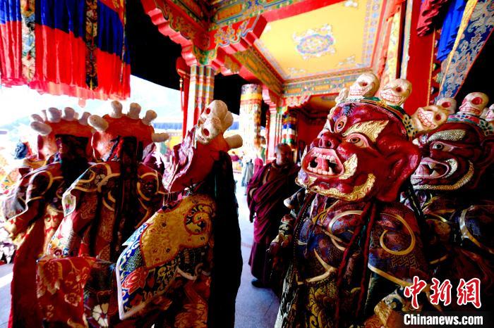 2月19日，楚布寺僧人們佩戴面具準(zhǔn)備參加跳神活動(dòng)?！±盍?攝