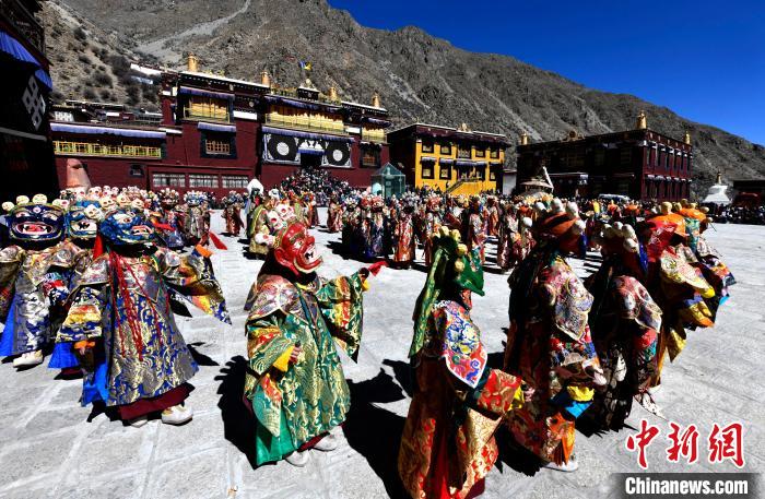 2月19日，楚布寺僧人們佩戴面具參加跳神活動(dòng)?！±盍?攝