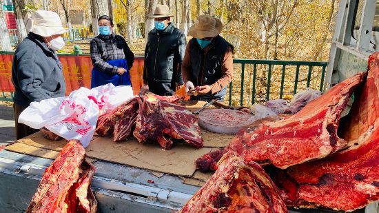 圖為市民正在買牛肉，本報(bào)記者 格桑倫珠攝(3737723)-20221201105107(1).jpg