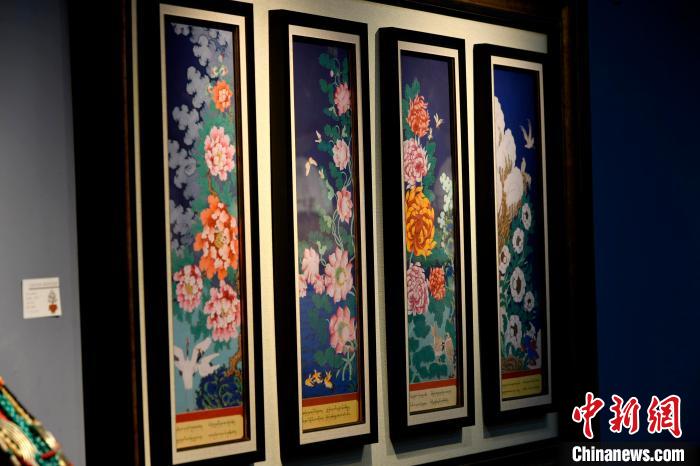 圖為5月16日，展覽中新創(chuàng)唐卡作品《四季花》?！±盍?攝