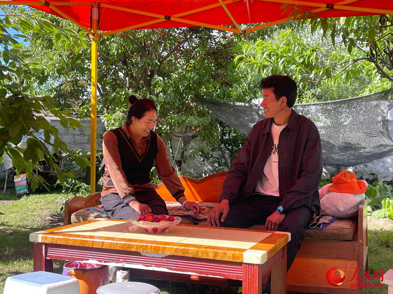 嘎拉村村民達瓦堅參和他的妻子。人民網(wǎng) 周靜圓攝