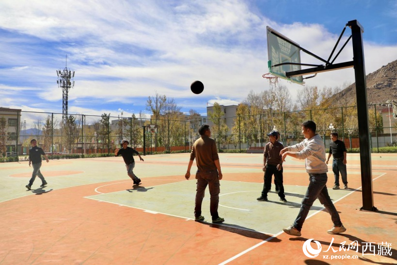 圖為周邊居民在公園內(nèi)打球。人民網(wǎng)記者 次仁羅布攝