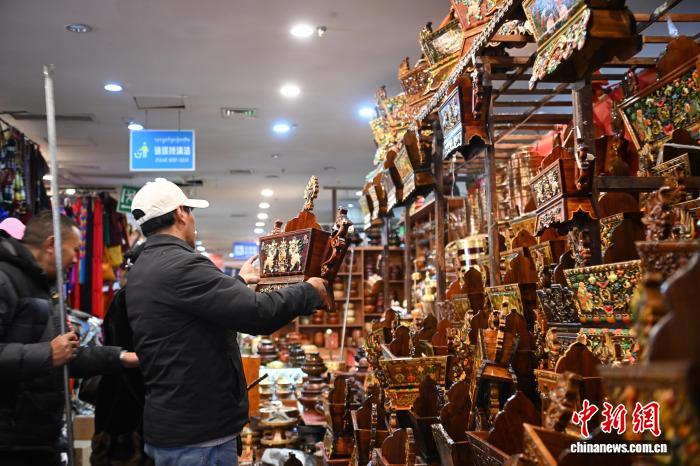 (新春見(jiàn)聞)年貨市場(chǎng)紅火古城拉薩節(jié)日氛圍濃厚