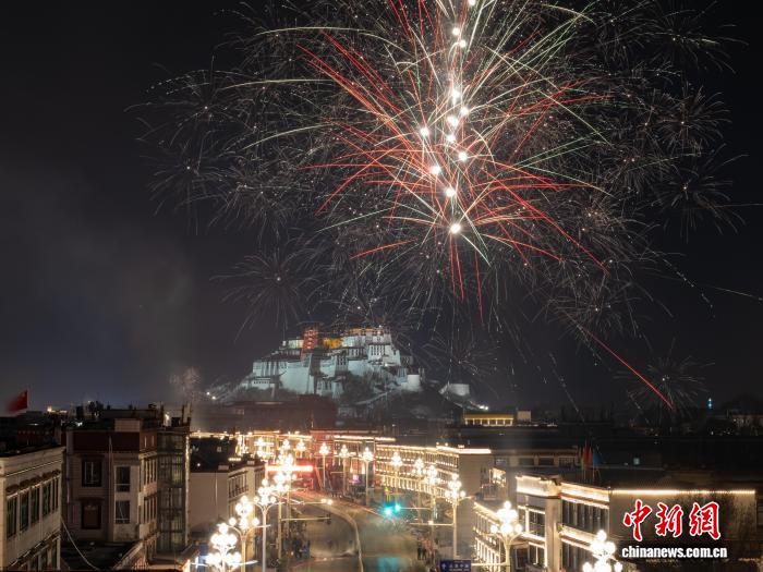 除夕“古突”夜古城拉薩煙花璀璨