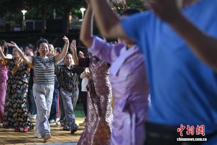西藏墨脫：小舞臺點亮夜間文旅