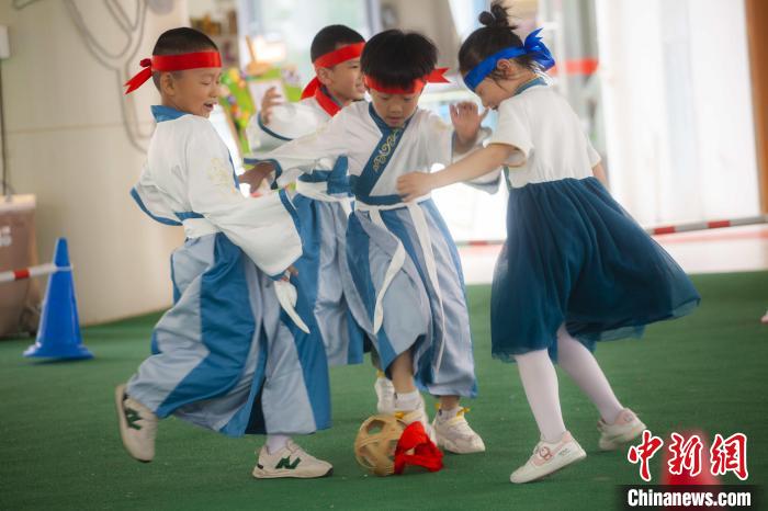 圖為小朋友們開(kāi)展蹴鞠比賽?！《^生 攝