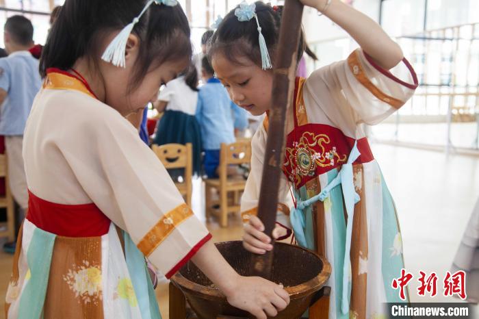 圖為小朋友們參加“將樂(lè)擂茶”制作。　董觀生 攝