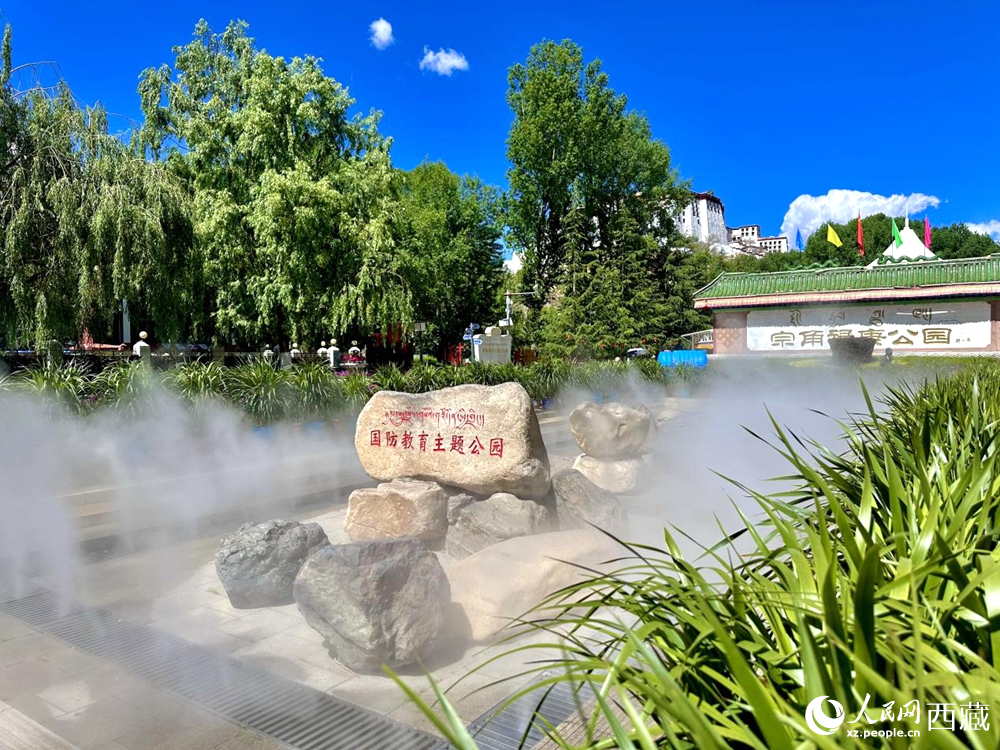 布達(dá)拉宮腳下的宗角祿康公園。