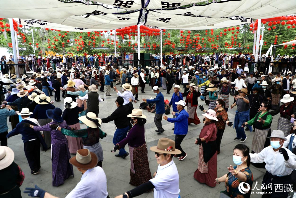 市民在公園內(nèi)跳鍋莊舞。