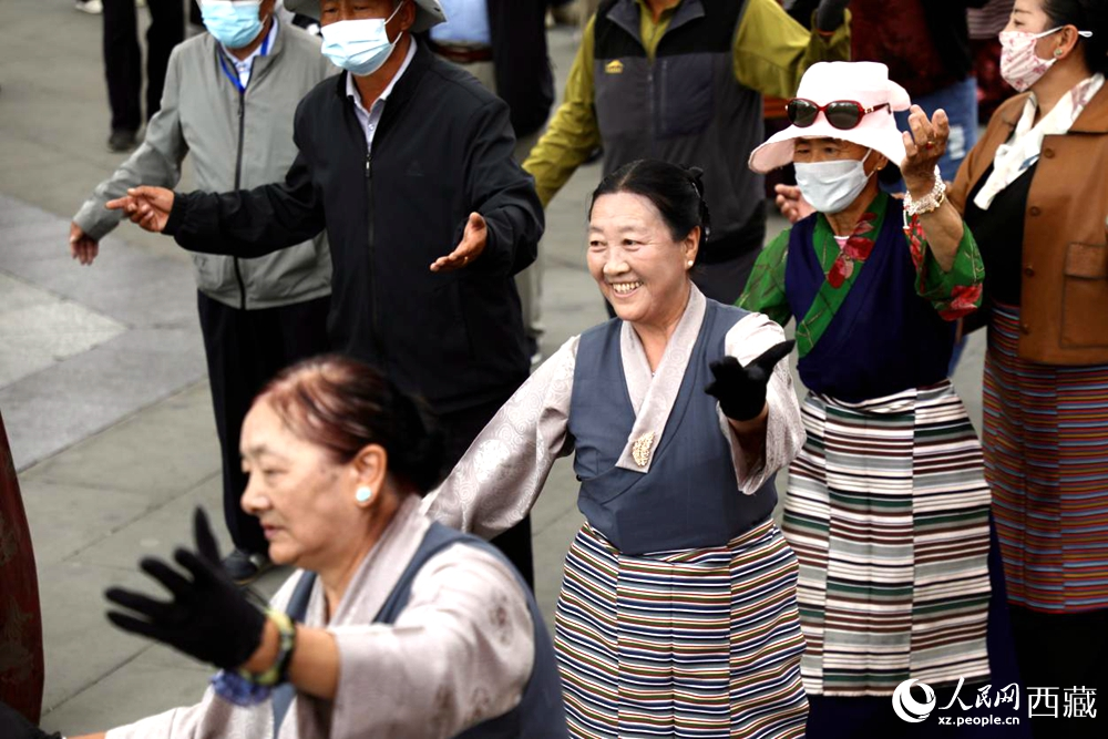 市民在公園內(nèi)跳鍋莊舞。