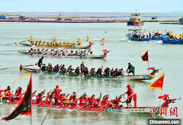 福建連江:漁民海上賽龍舟