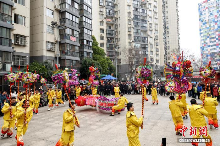 湖北武漢:千年高龍進(jìn)社區(qū)昂首起舞迎祥瑞