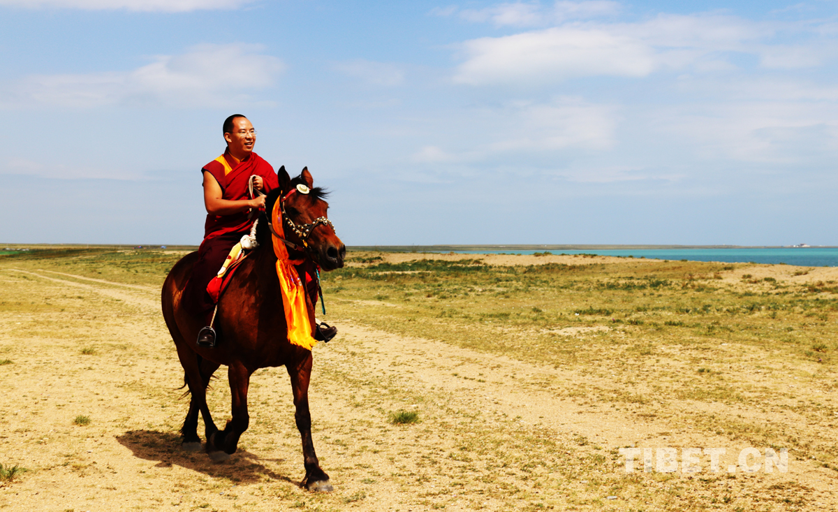 班禪大師在青海湖邊策馬馳騁2。攝影： 噶哇扎西.jpg