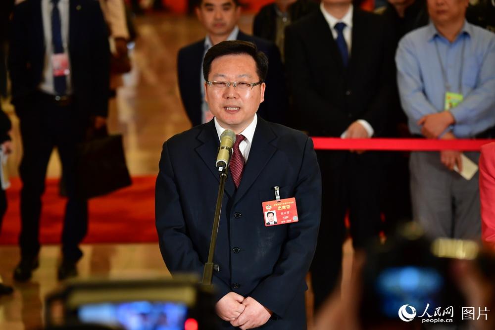 全國政協(xié)委員、中國聯(lián)通研究院院長張云勇接受記者采訪。