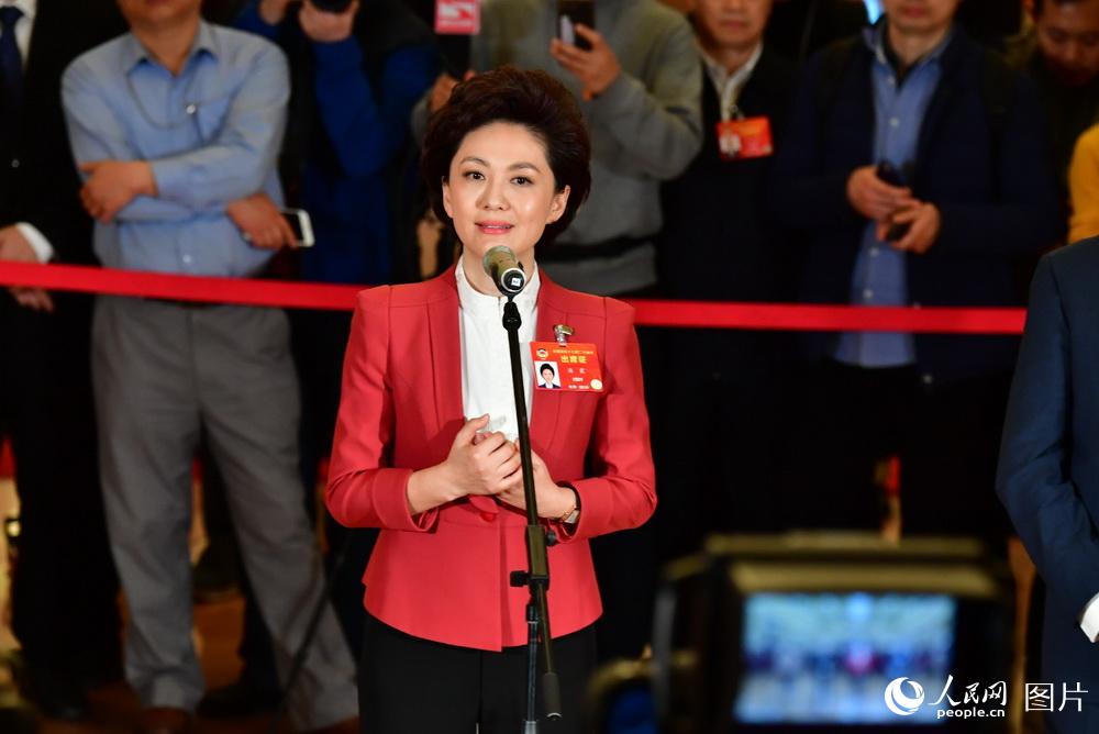 全國政協(xié)委員、中央廣播電視總臺央視新聞主播海霞接受記者采訪。