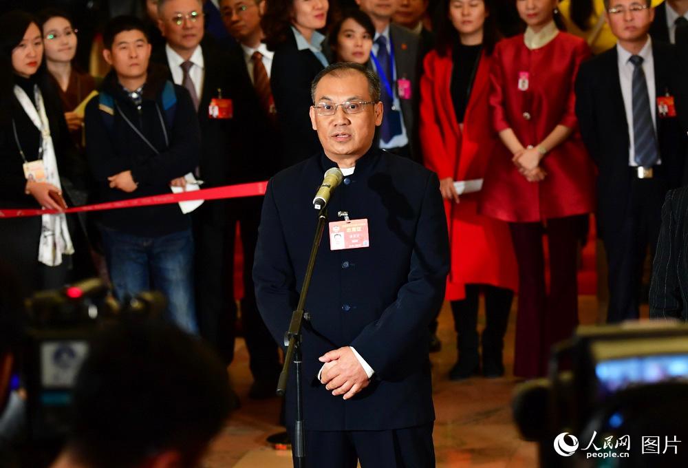 全國政協(xié)委員、湖南省生態(tài)環(huán)境廳副廳長潘碧靈接受記者采訪。