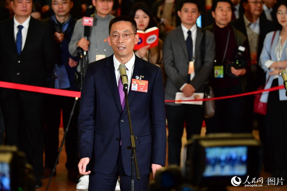 全國政協(xié)委員、西湖大學(xué)校長施一公接受記者采訪。