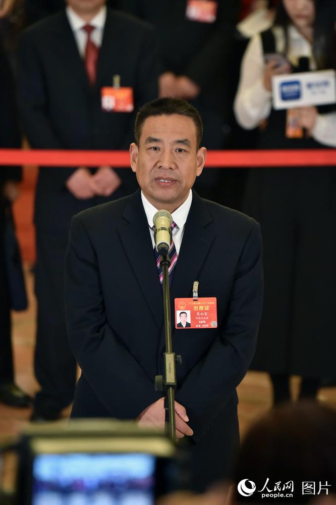 全國人大代表、河南遠東生物工程公司技術(shù)部部長黨永富回答記者提問。