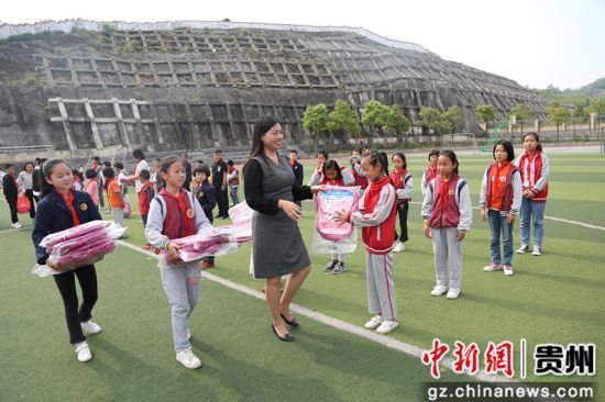 修文縣組織搬遷戶子女開展戶外拓展活動，捐贈愛心物資。