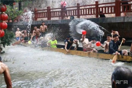 場面震撼！中國龍舟之鄉(xiāng)順德舉行起龍儀式