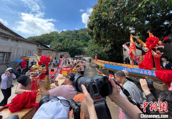 圖為5月29日，長樂江田鎮(zhèn)村民為即將入水的新龍舟安裝龍頭?！埍?攝