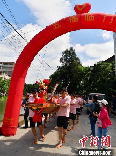 圖為5月29日，長樂江田鎮(zhèn)村民們推著新龍舟前行?！埍?攝
