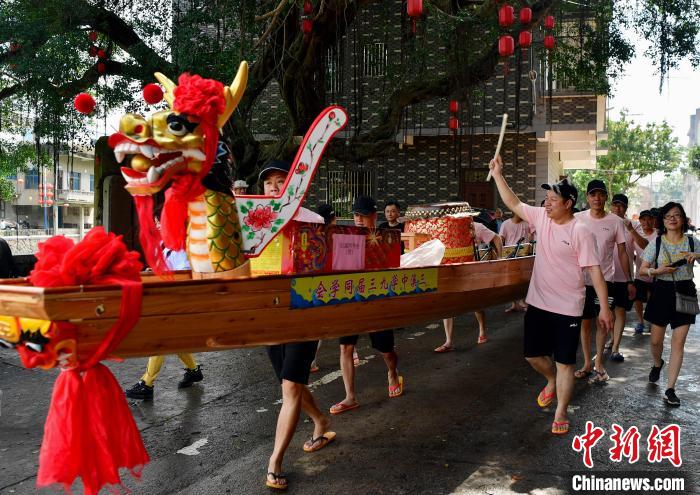 圖為5月29日，長樂江田鎮(zhèn)村民們推著新龍舟前行?！埍?攝