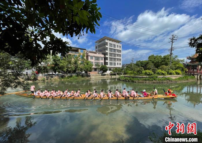 圖為5月29日，長樂江田鎮(zhèn)新龍舟入水后在水中劃行?！埍?攝