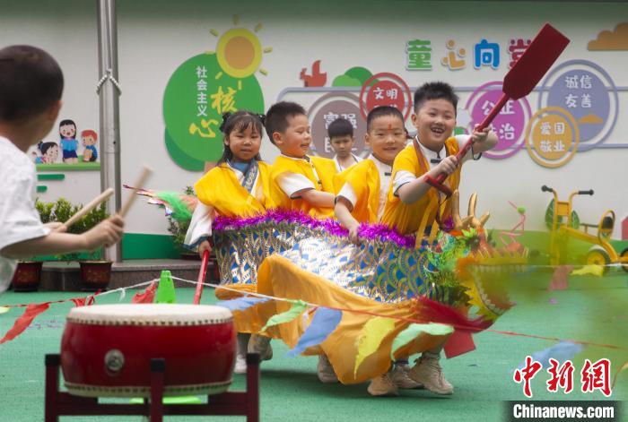 圖為龍舟賽游戲上，小伙伴們打鼓加油?！《^生 攝