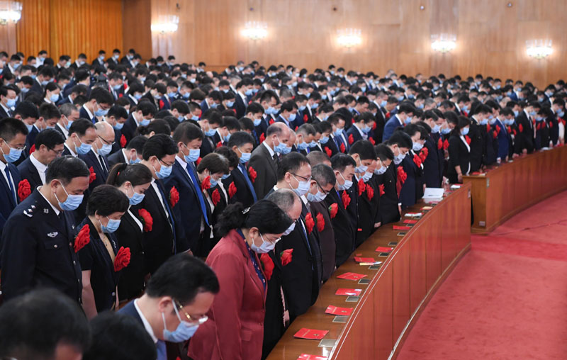 2020年9月8日上午，全國(guó)抗擊新冠肺炎疫情表彰大會(huì)在北京人民大會(huì)堂隆重舉行。這是全場(chǎng)肅立，向新冠肺炎疫情犧牲烈士和逝世同胞默哀。