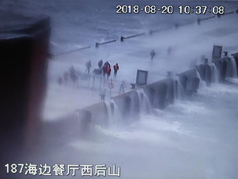 這是翻拍的2018年8月20日現(xiàn)場(chǎng)監(jiān)控錄像。錄像記錄了黃群、宋月才、姜開斌等同志搶救國(guó)家某重點(diǎn)試驗(yàn)平臺(tái)的場(chǎng)景。