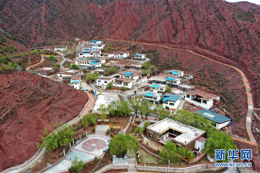 (圖文互動)(1)康巴漢子巧手“畫”出致富路