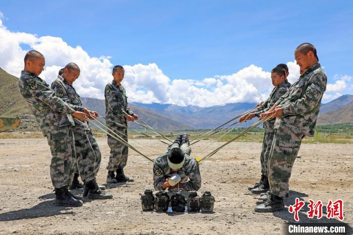 圖為荊棘排雷訓練?！⊥踔緜?攝