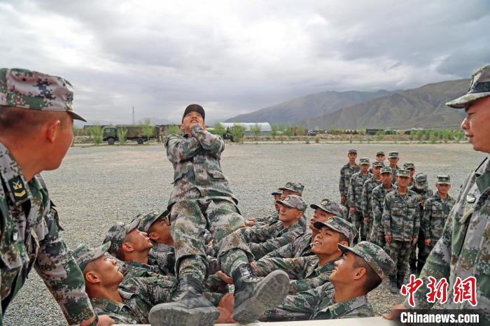 信任背摔?！《魏晡?攝