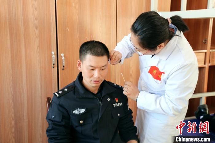 圖為專家現(xiàn)場問診?！「駸?攝