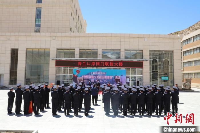 圖為捐贈儀式現(xiàn)場?！「駸?攝