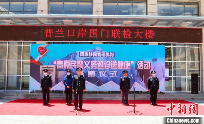 圖為捐贈儀式現(xiàn)場?！「駸?攝