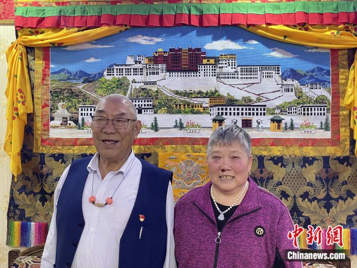 甲央曲培和杜應(yīng)芳在家中。彭寧鈴 攝
