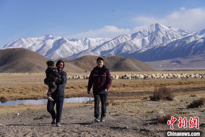 資料圖為4月29日，王克明在西藏自治區(qū)阿里地區(qū)噶爾縣義診。 <a target='_blank' ><p  align=