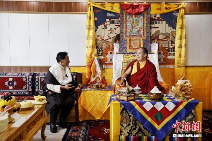 7月24日，班禪在甘南尕秀村牧民家中考察調(diào)研