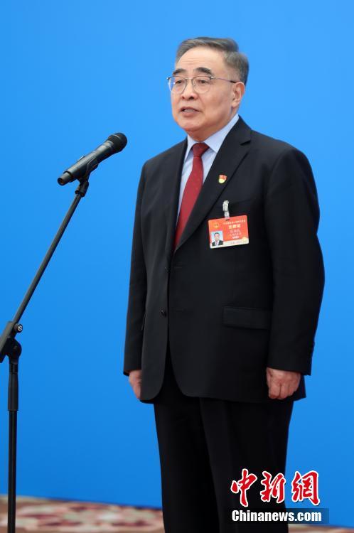 3月8日，第十三屆全國人民代表大會(huì)第四次會(huì)議舉行第二場(chǎng)“代表通道”采訪活動(dòng)。圖為全國人大代表張伯禮通過網(wǎng)絡(luò)視頻方式接受采訪。 <a target='_blank' ><p  align=