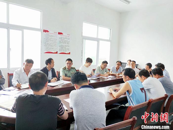 徐欣在屯上村召開座談會(huì)，與鄉(xiāng)政府領(lǐng)導(dǎo)和村支兩委共商 (資料圖) 鐘欣 攝